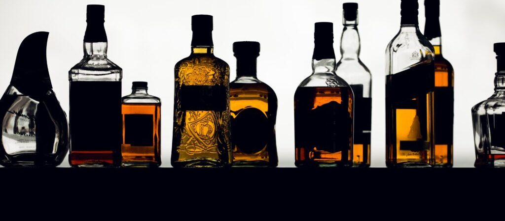 Tipos de Whisky Explicados: Escocés, Irlandés, Americano, Japonés y Más 🌍🔥2025