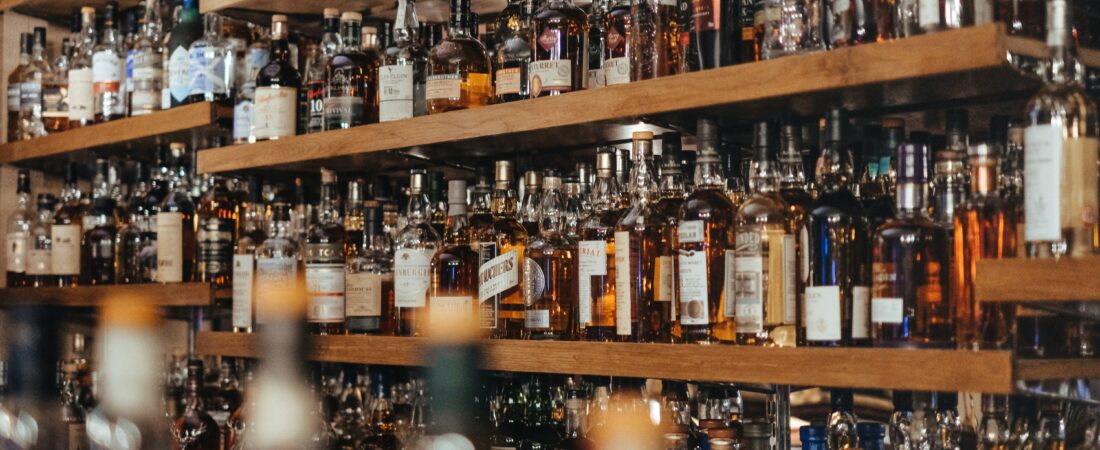 Guía definitiva del whisky: tipos, cata, maridaje y conservación (2025)