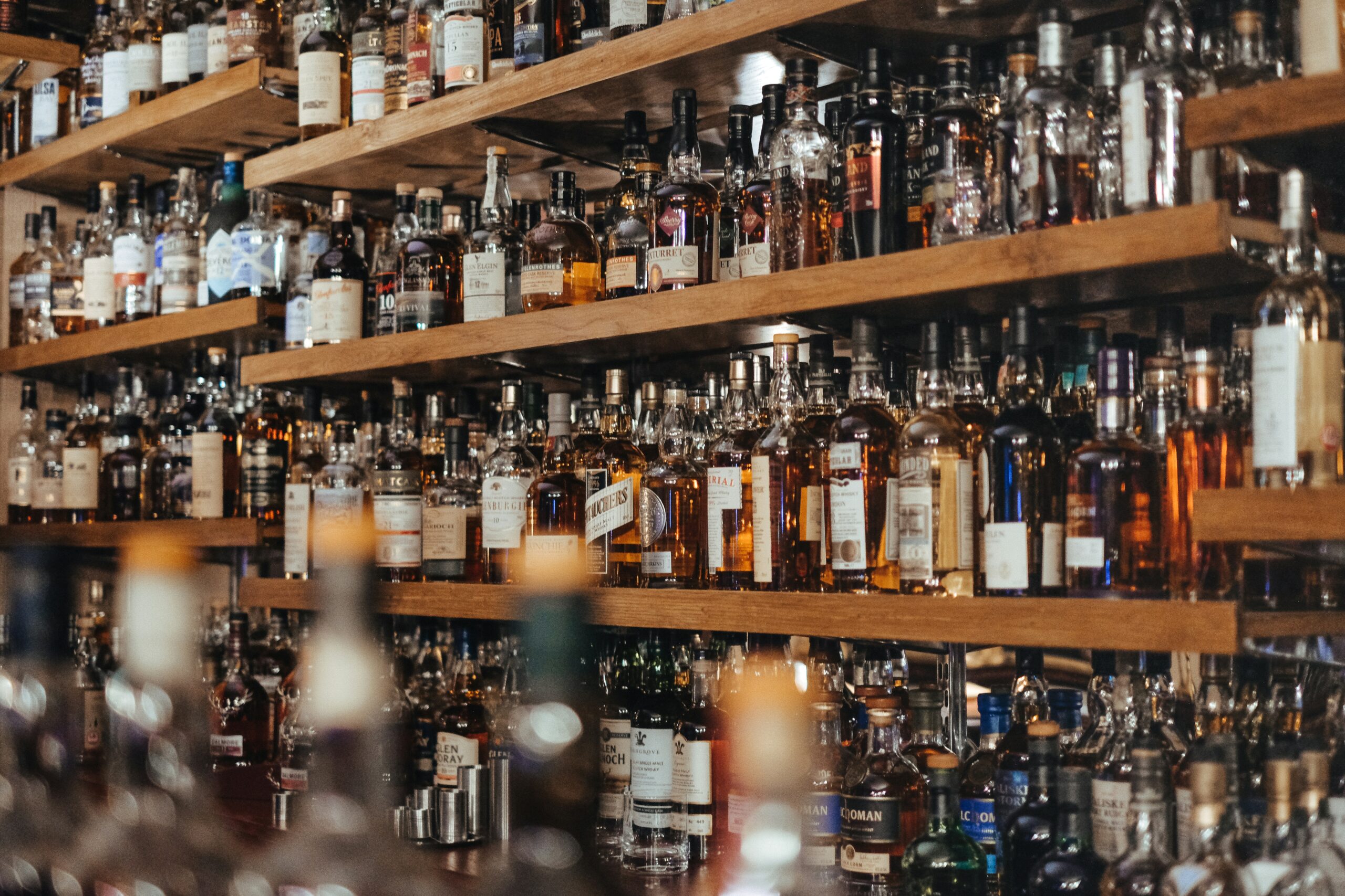Guía definitiva del whisky: tipos, cata, maridaje y conservación (2025)