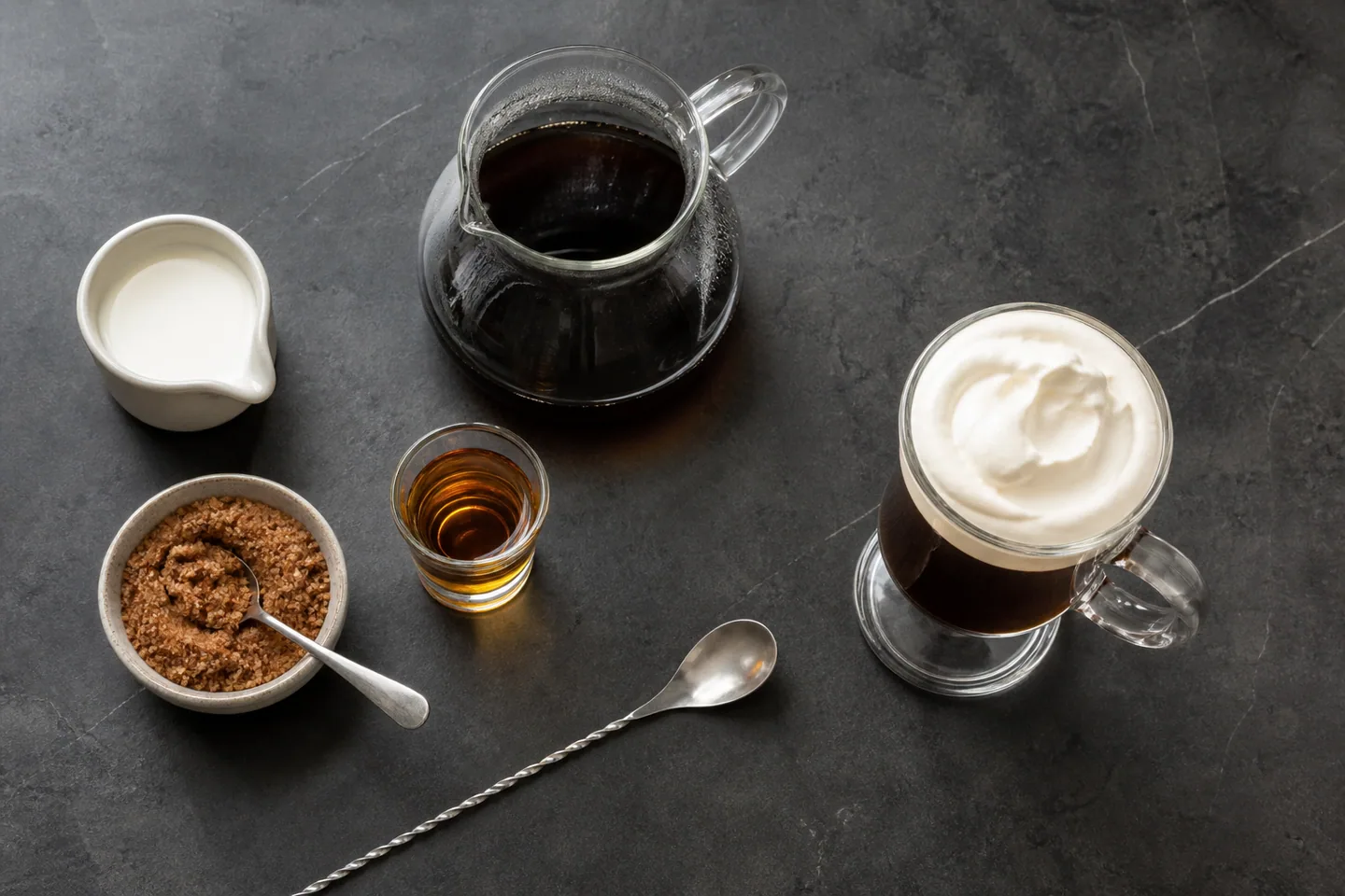 Ingredientes para preparar Irish Coffee con whiskey irlandés, café, azúcar y nata