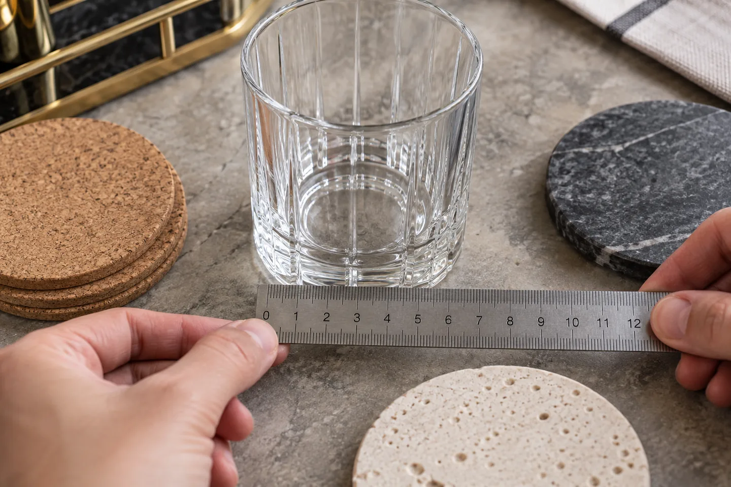 Medición del vaso antes de elegir posavasos absorbentes para whisky